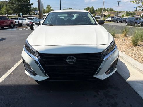 Used 2025 Nissan Altima 2.5 SV FWD image 3