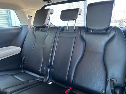 Used 2023 Kia Carnival LX FWD image 16