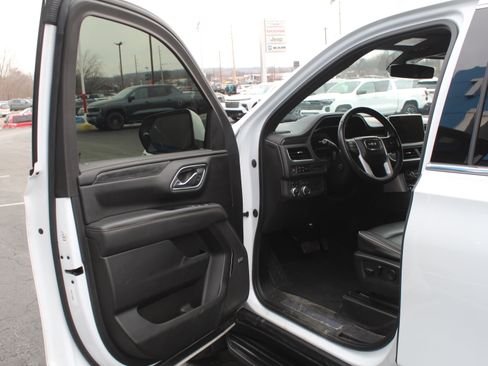 Used 2022 GMC Yukon XL SLT w/ SLT Luxury Package image 10