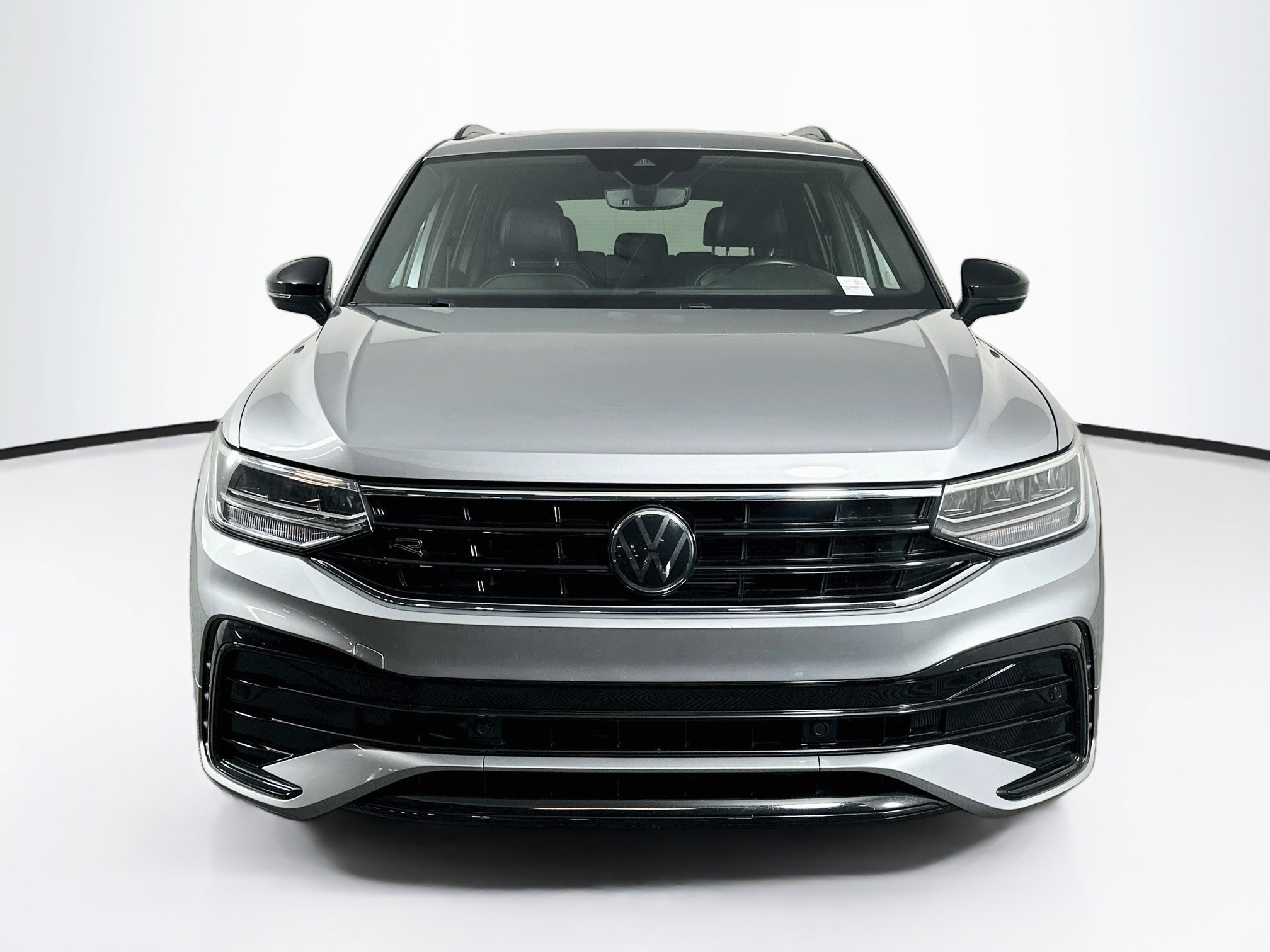 Used 2023 Volkswagen Tiguan SE R-Line FWD image 2