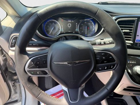 Used 2024 Chrysler Pacifica Touring-L FWD image 16