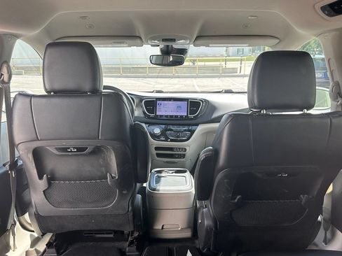 Used 2022 Chrysler Pacifica Touring-L FWD image 48