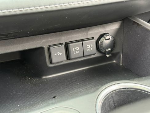 Used 2021 Toyota Highlander XLE FWD image 23