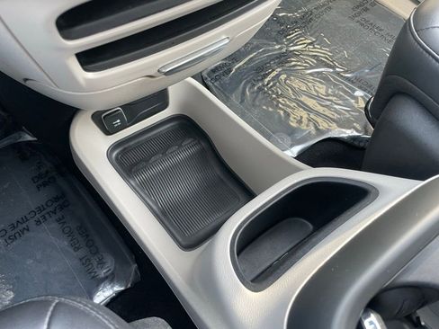 Used 2024 Chrysler Pacifica Select image 16