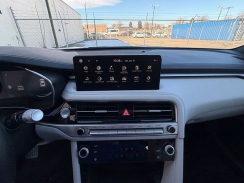 Used 2025 Genesis G70 2.5T image 17