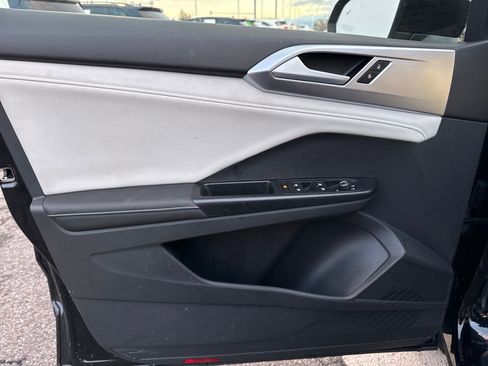 Certified 2025 Volkswagen Taos SE w/ Panoramic Sunroof Package image 13