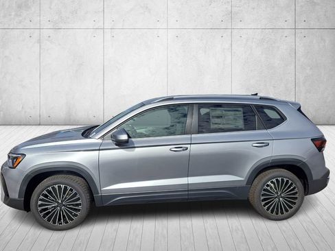 Used 2025 Volkswagen Taos SE image 8