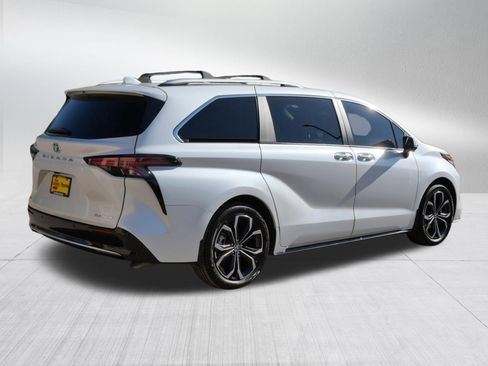 Certified 2025 Toyota Sienna Platinum FWD image 8