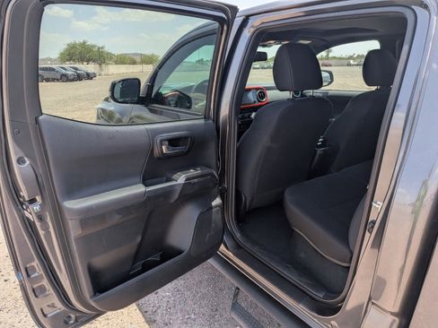 Used 2017 Toyota Tacoma TRD Off-Road w/ Premium & Technology Package AWD/4WD image 15