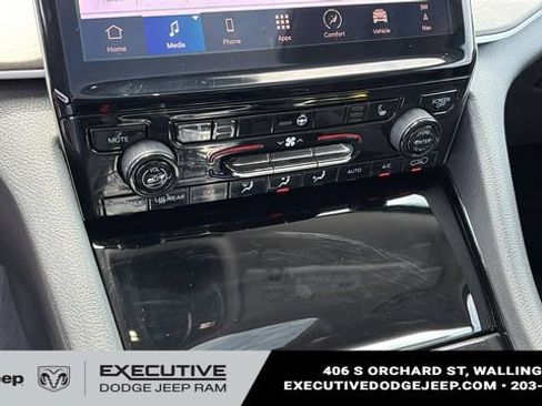 Used 2023 Jeep Grand Cherokee L Limited AWD/4WD image 17