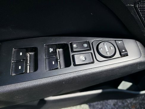 Used 2017 Hyundai Elantra Limited w/ Limited Tech Package 04 FWD image 28