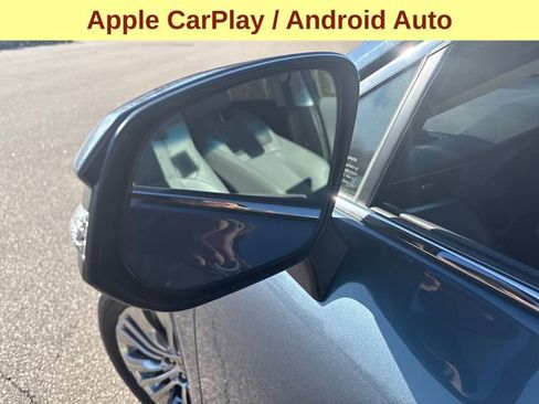 Used 2024 Toyota Venza XLE image 8