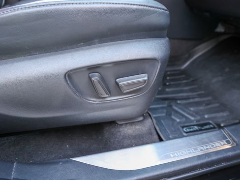 Used 2023 Toyota Highlander XSE image 48