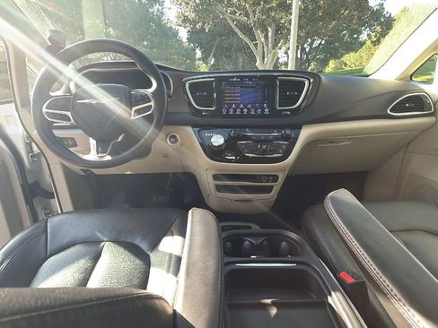 Used 2018 Chrysler Pacifica Touring-L FWD image 14