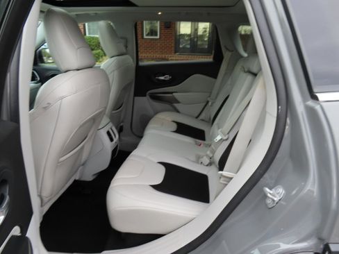 Used 2020 Jeep Cherokee Latitude Plus image 17