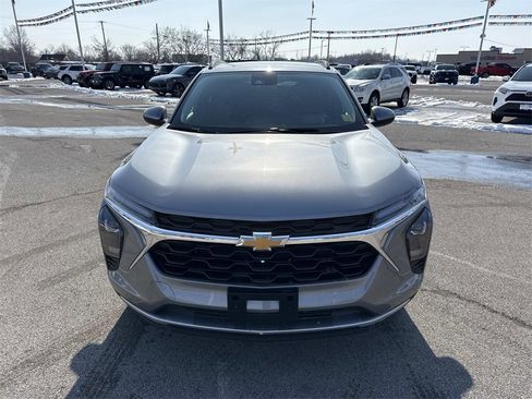 Used 2025 Chevrolet Trax LT w/ LT Convenience Package image 8