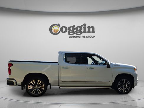 Used 2023 Chevrolet Silverado 1500 High Country w/ High Country Premium Package AWD/4WD image 6