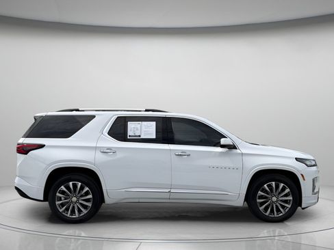 Used 2023 Chevrolet Traverse Premier FWD image 2