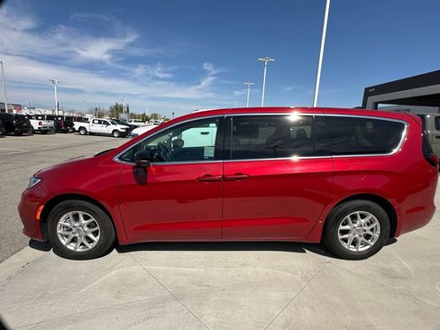 Used 2024 Chrysler Pacifica Touring-L FWD image 33