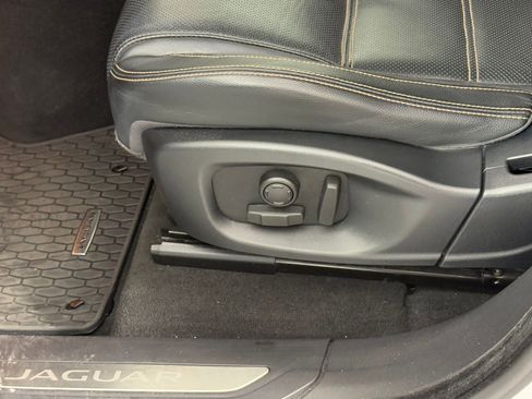Used 2018 Jaguar F-PACE Prestige image 15