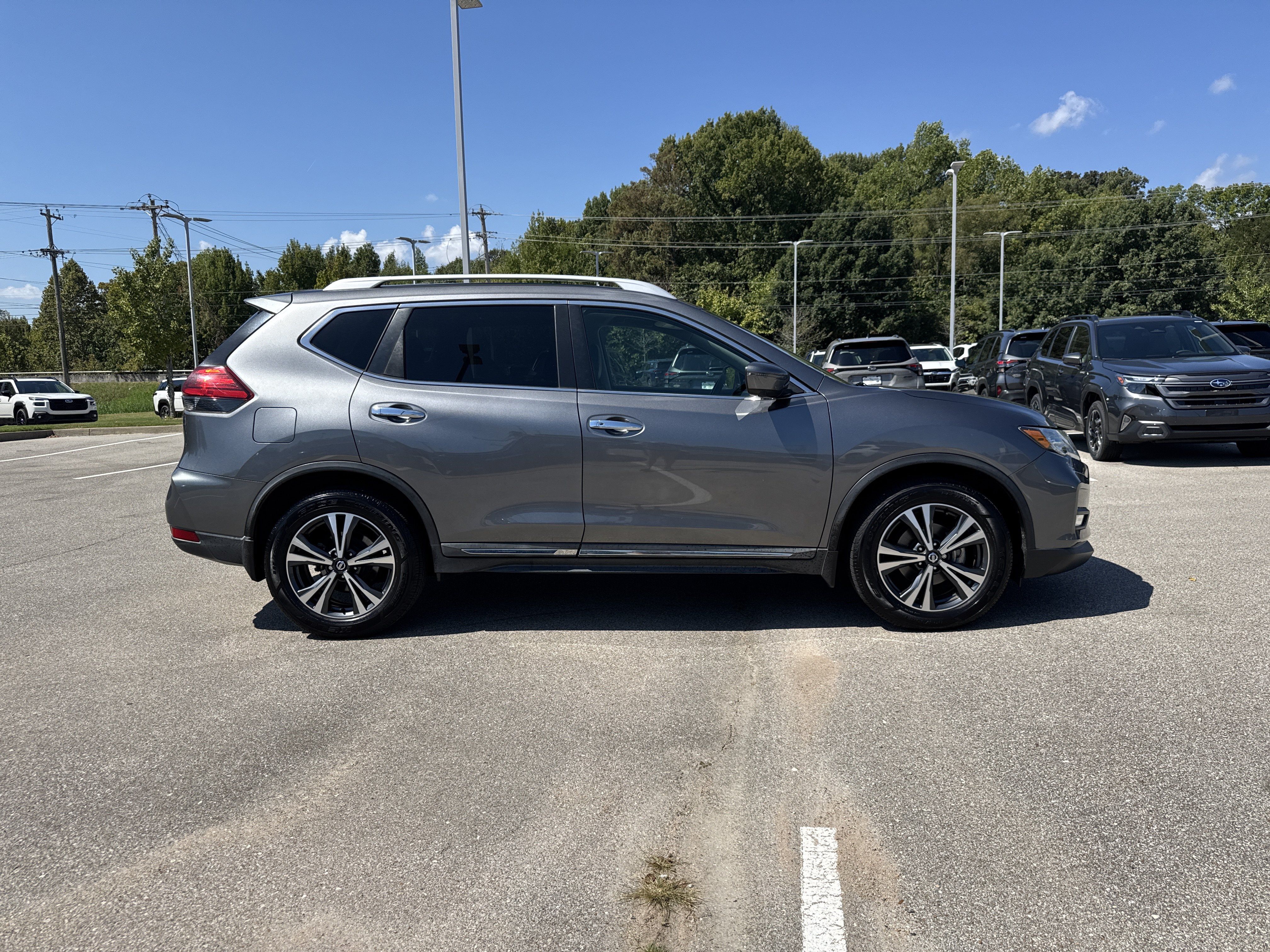 Used 2017 Nissan Rogue SL w/ SL Premium Package FWD image 2
