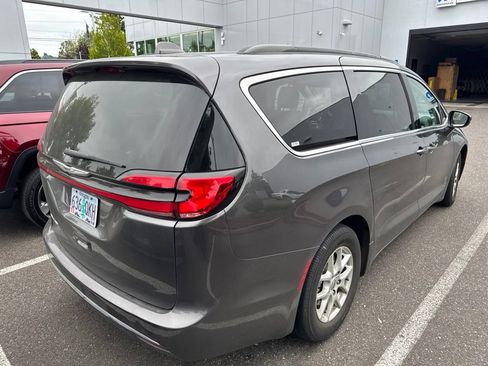 Used 2022 Chrysler Pacifica Touring-L FWD image 3