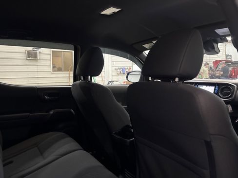 Used 2018 Toyota Tacoma TRD Sport image 32