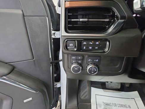 Used 2025 GMC Yukon XL Denali AWD/4WD image 19