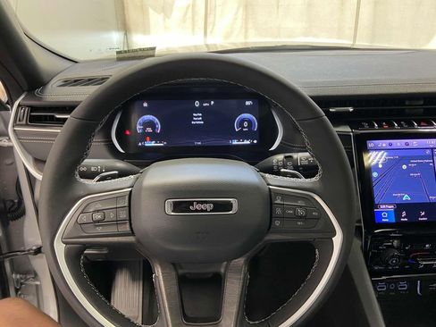 New 2025 Jeep Grand Cherokee Limited w/ Luxury Tech Group II AWD/4WD image 24