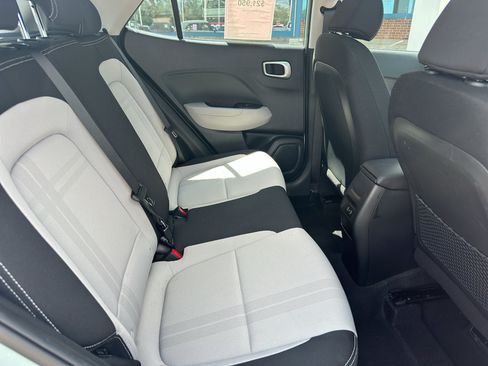 Used 2025 Hyundai Venue SEL FWD image 30