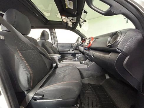 Used 2016 Toyota Tacoma TRD Off-Road w/ Premium & Technology Package AWD/4WD image 10