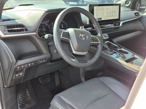 Certified 2025 Toyota Sienna Platinum AWD/4WD image 9