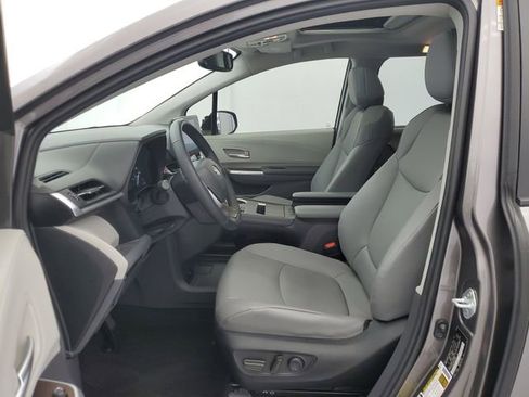 Used 2022 Toyota Sienna XLE image 18
