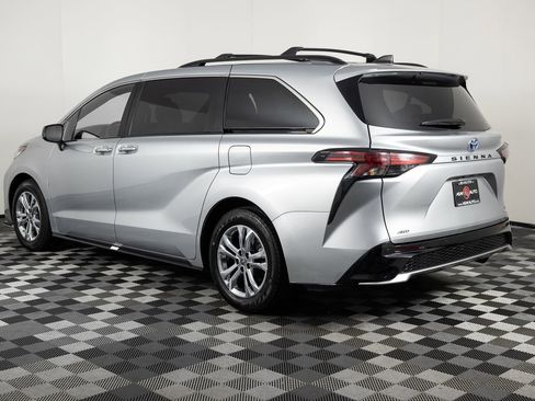 Used 2022 Toyota Sienna XSE image 4