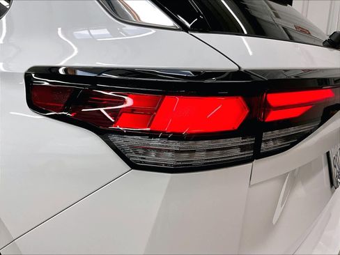 Certified 2025 Volkswagen Tiguan SE image 31