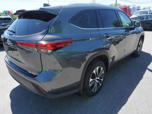 Used 2021 Toyota Highlander XLE AWD/4WD image 6