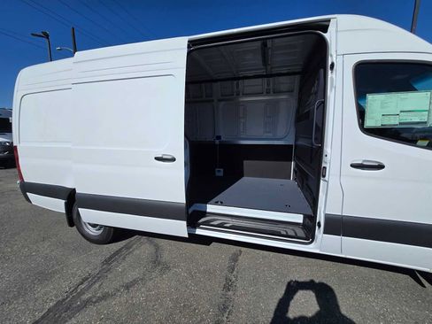 Used 2024 Mercedes-Benz Sprinter 2500 image 23
