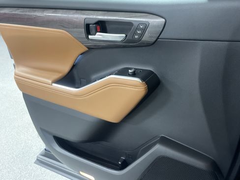 Used 2023 Toyota Highlander Platinum image 14