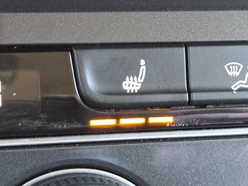 Used 2020 Volkswagen Tiguan SE image 4