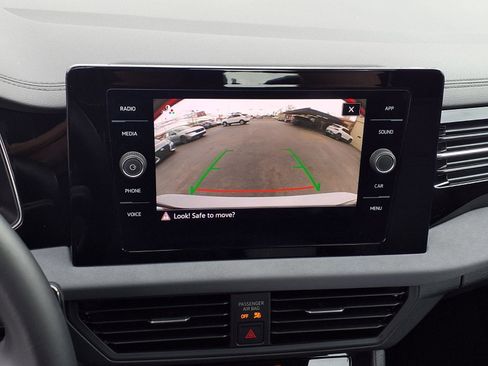 Used 2025 Volkswagen Jetta SE FWD image 4