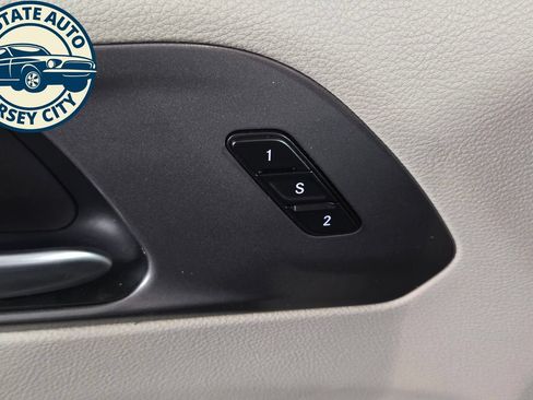 Used 2024 Chrysler Pacifica Limited FWD image 22