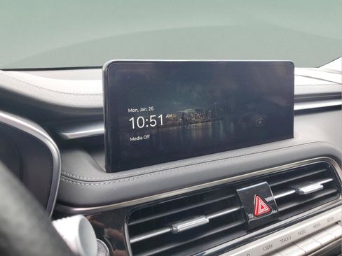 Used 2025 Genesis G70 2.5T image 18