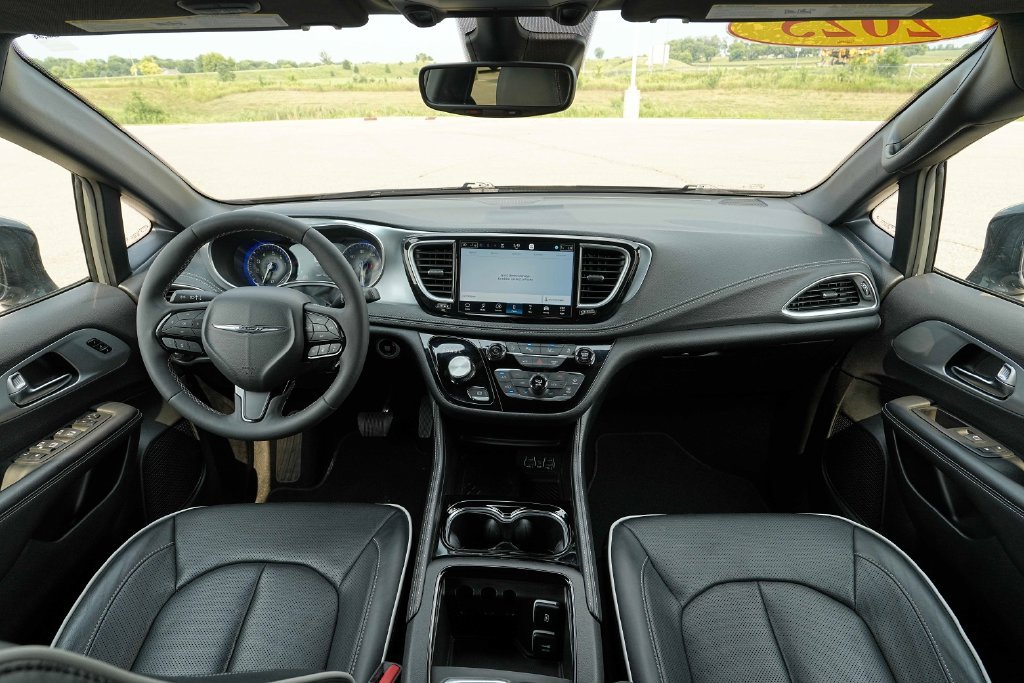 Used 2025 Chrysler Pacifica Limited FWD image 28