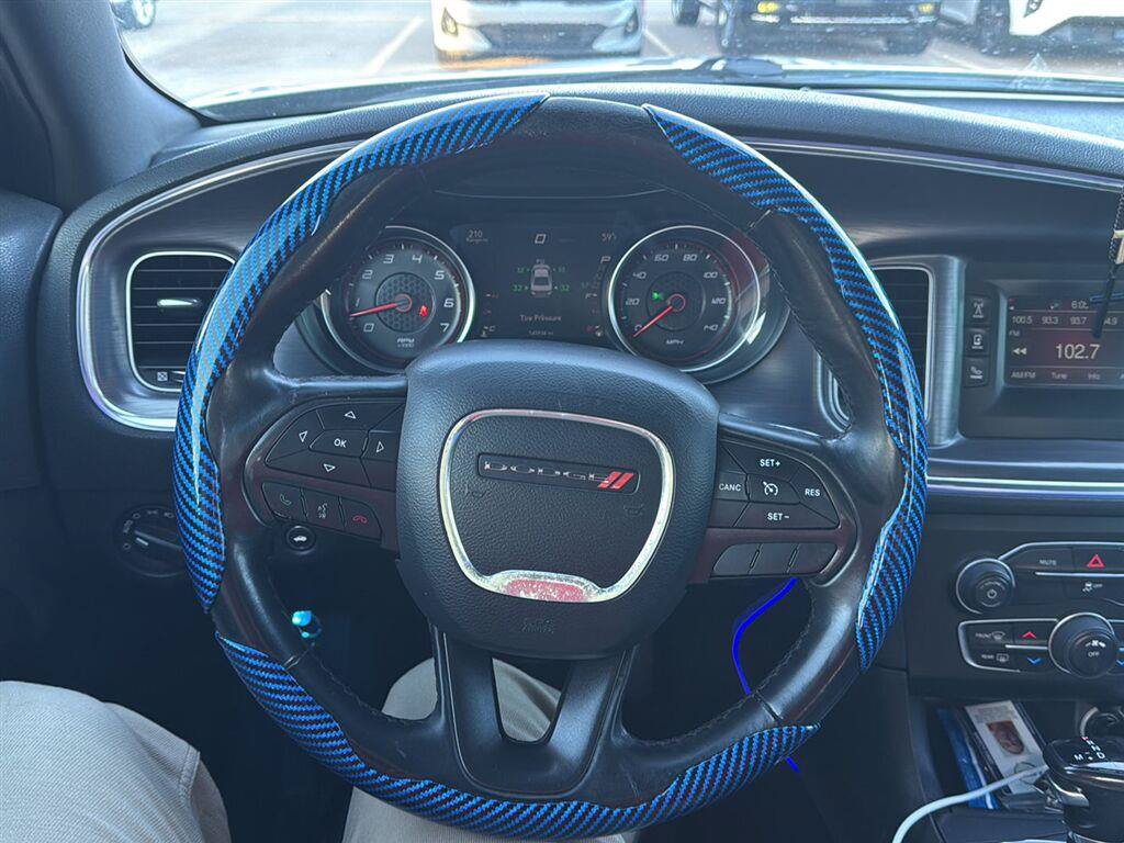 Used 2017 Dodge Charger SE RWD image 3
