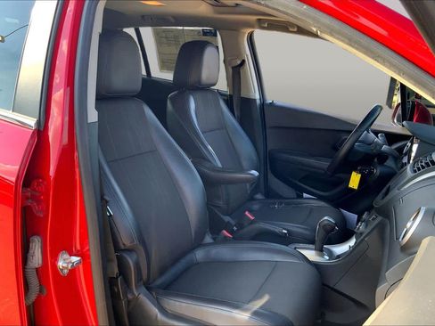 Used 2016 Chevrolet Trax LT w/ LT Sun and Sound Package FWD image 9