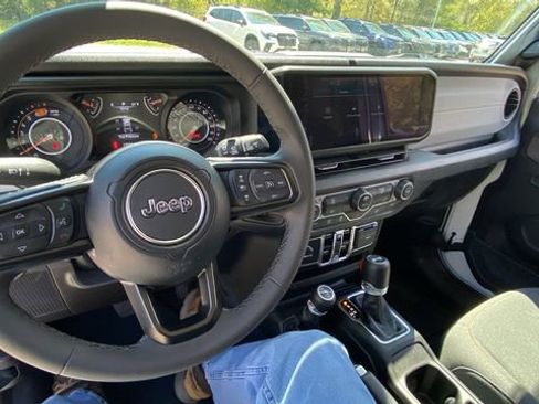 Used 2025 Jeep Wrangler Unlimited Sport AWD/4WD image 17