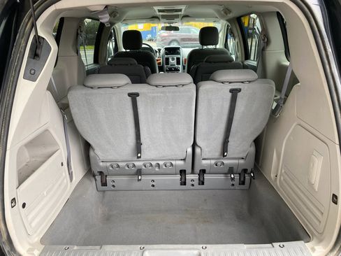 Used 2009 Chrysler Town & Country Touring FWD image 12