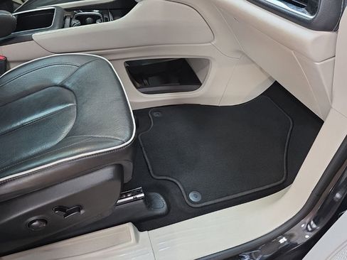 Used 2023 Chrysler Pacifica Limited image 9