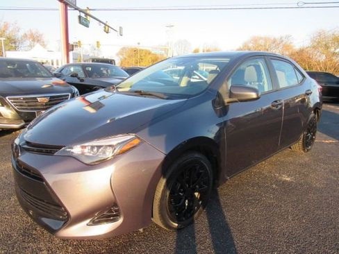 Used 2018 Toyota Corolla LE image 3