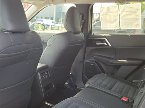 Used 2026 Mitsubishi Outlander SE FWD image 9